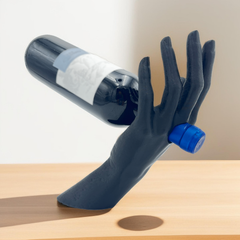 Portabottiglie vino a forma di mano in resina nera - 29x21 cm - Elegante e resistente, mantiene la tua bottiglia in equilibrio perfetto - Terramia