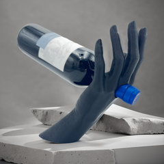 Portabottiglie vino a forma di mano in resina nera - 29x21 cm - Elegante e resistente, mantiene la tua bottiglia in equilibrio perfetto - Terramia