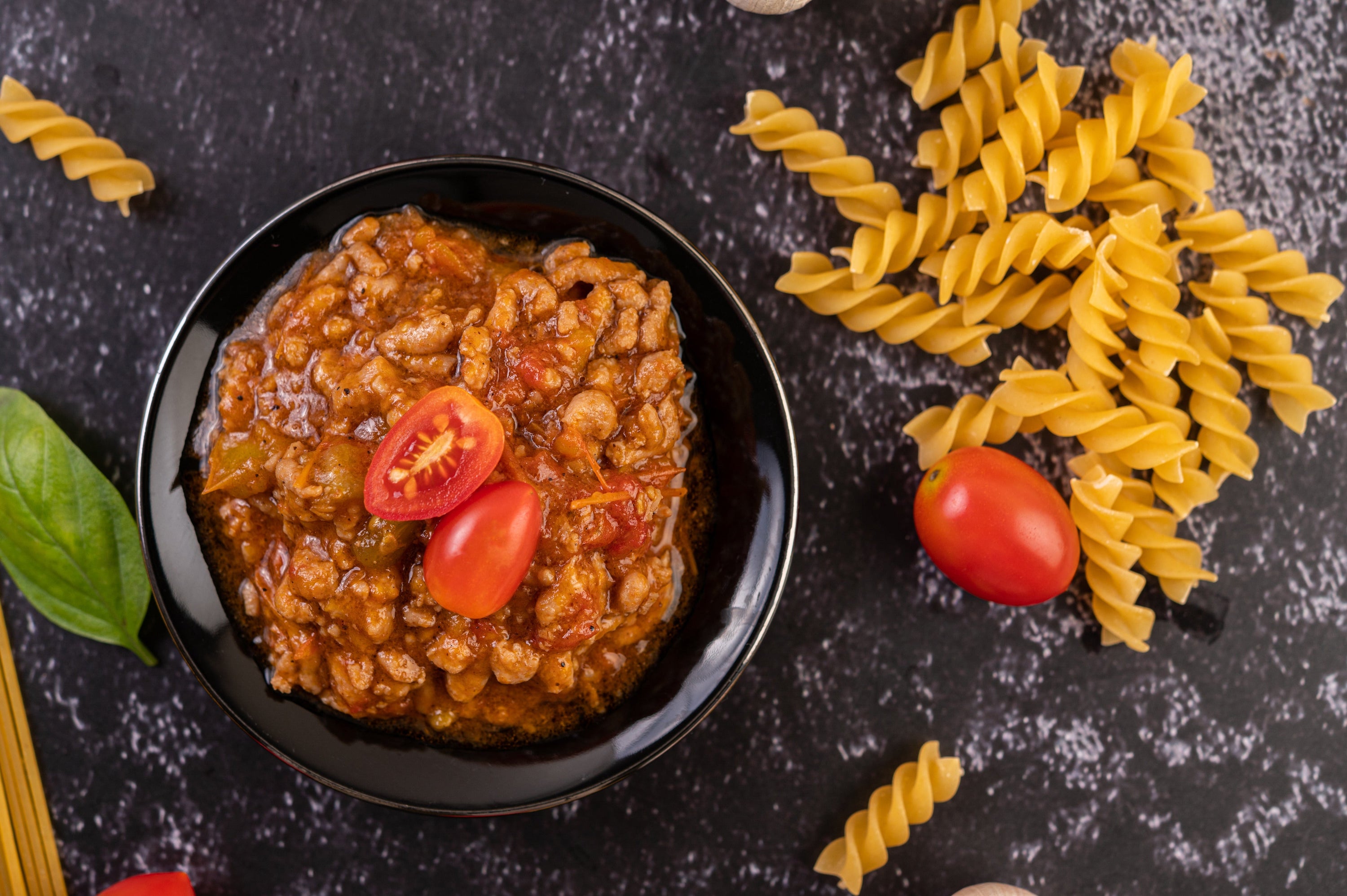 Pasta con Salsiccia Secca, Peperone Crusco e Sugo di Pomodoro - Terramia