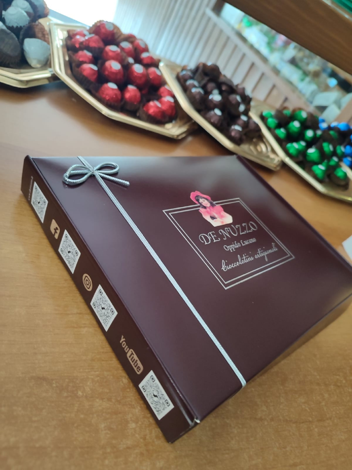 Scatola regalo cioccolatini artigianali gusti assortiti grammi 300